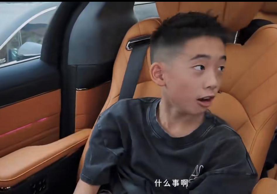 Jasper顶着陈小春的外表，装着应采儿的灵魂。调侃和模仿陈小春的样子和妈妈如出