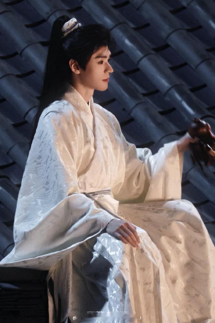 龚俊陆小凤屋顶饮酒、龚俊凤舞九天屋顶饮酒路透 龚俊用颜值撑起武侠氛围感，屋顶饮酒