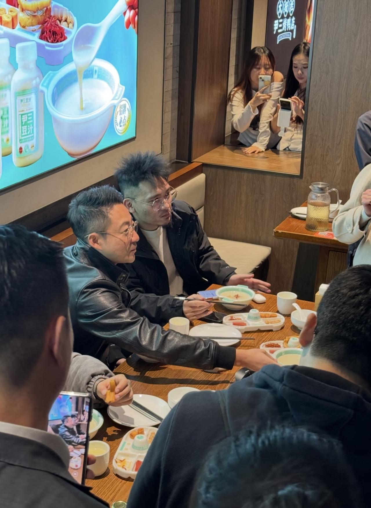10月26日，有位网友在北京偶遇汪小菲，他现身前门一家餐厅喝豆汁的画面。

汪小
