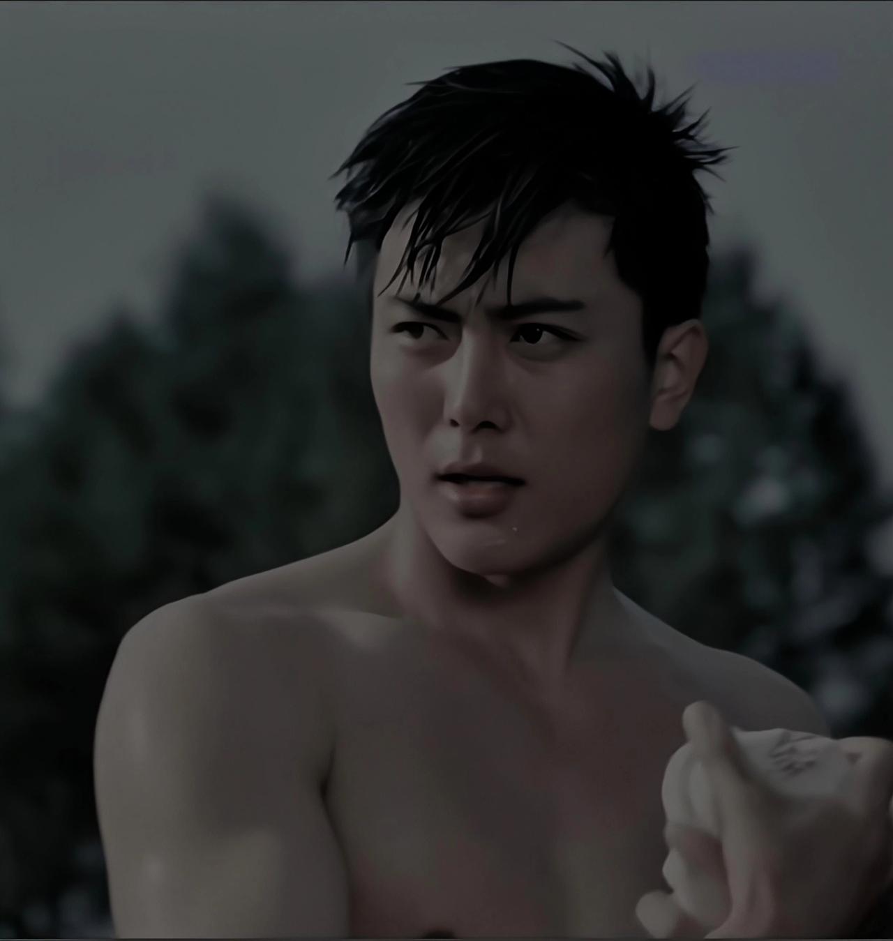 八十年代北影第一美男卢君在电影《白桦林中的哨所》里夏日清凉照。