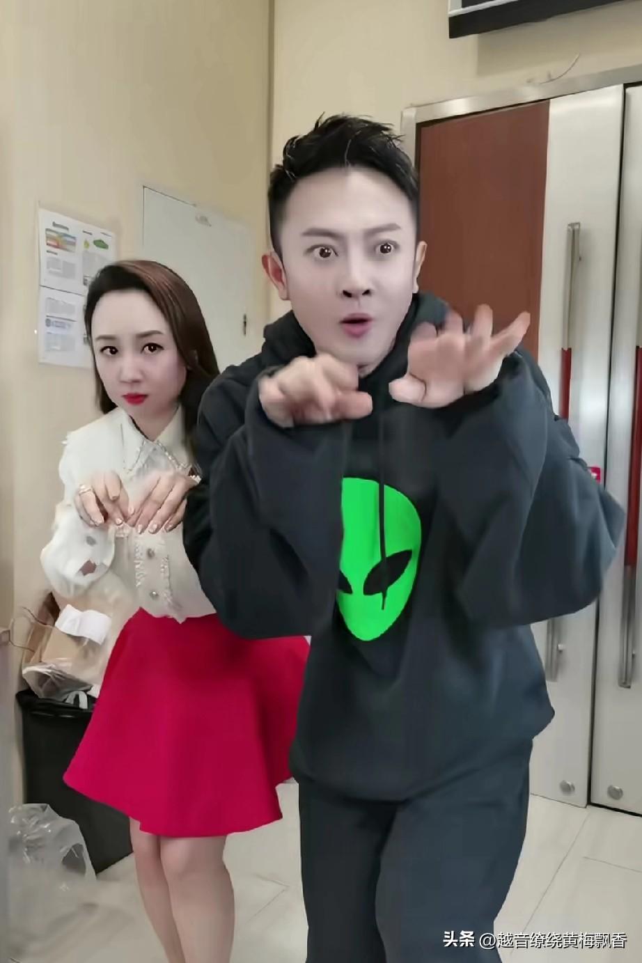 印小天和关凌竟也跳起了这种嘻哈风格的舞蹈。此舞蹈表情夸张、形态怪异，全然没有舞蹈