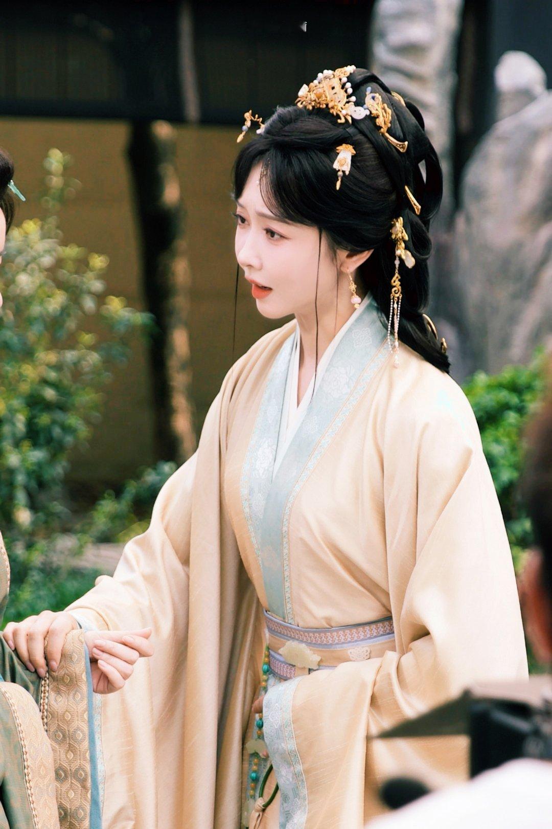 宣璐归良辰路透 宣璐《归良辰》上班路透来啦！这身妆造真的太贴角色了，温婉又灵动，