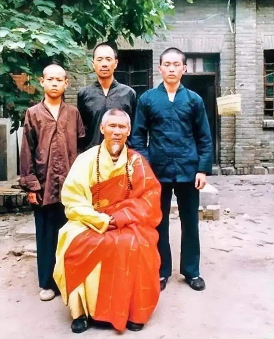 这是80年代永信释和行正法师的珍贵合影

照片中，释永信穿着穿着深蓝色僧衣，样子