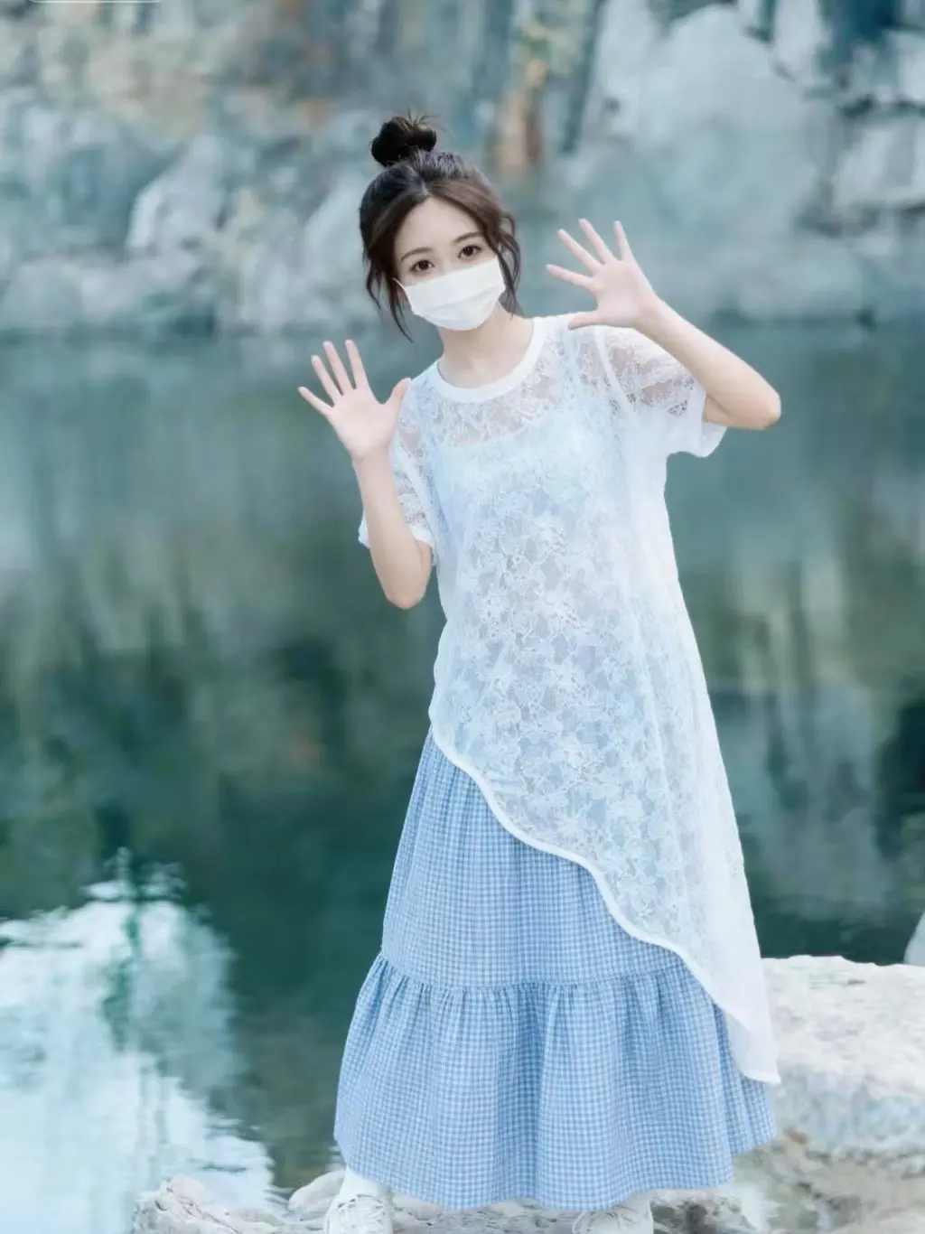 这套蓝白穿搭温柔又减龄✨。把夏天的清爽穿在身上💙 蓝白格纹+蕾丝，太...