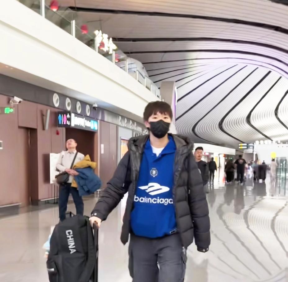 国乒出发多哈冠军赛，
熟悉的队员，
熟悉的教练，
熟悉的队医，
但是唯独缺了莎头