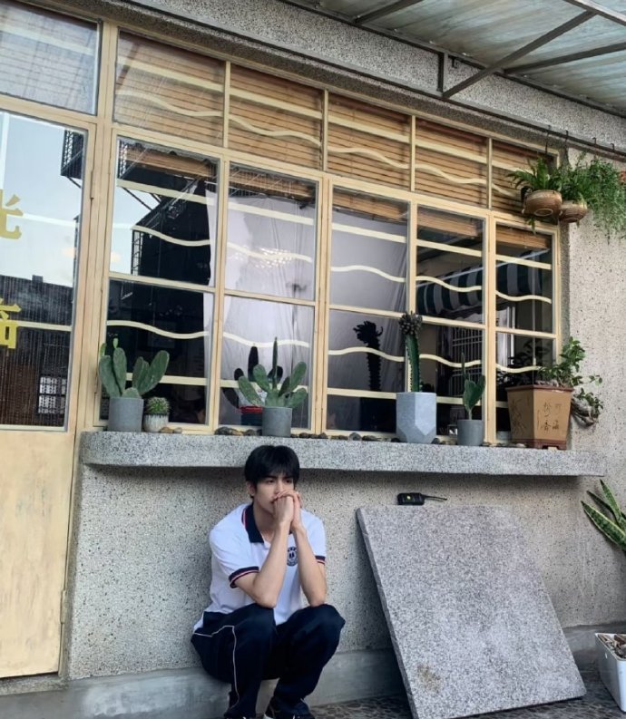 宋威龙校服梦回以家人之名宋威龙校服复刻凌霄 不愧是校服天花板！宋威龙把凌霄的内敛