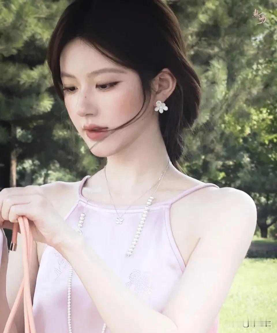 有网友说，赵露思好像很抵触网友说她没以前好看，没以前有灵气这件事。

的确她没医