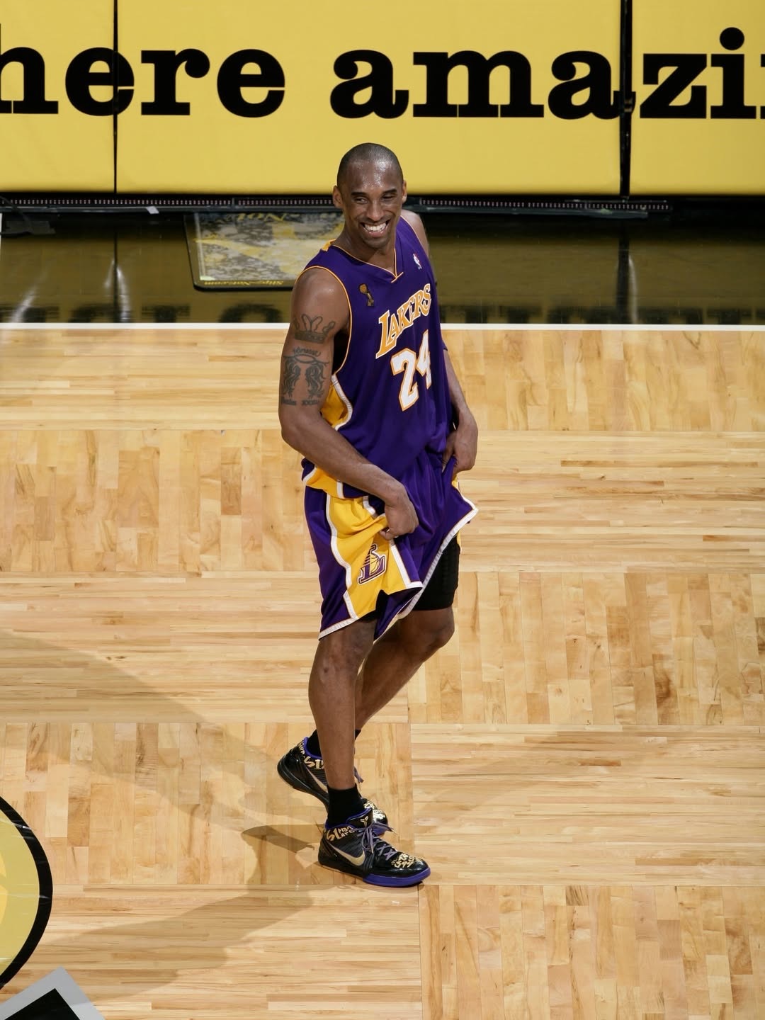 Kobe Bryant第四冠·总决赛上脚科比4代，整整17年前的今天。科比洛杉矶