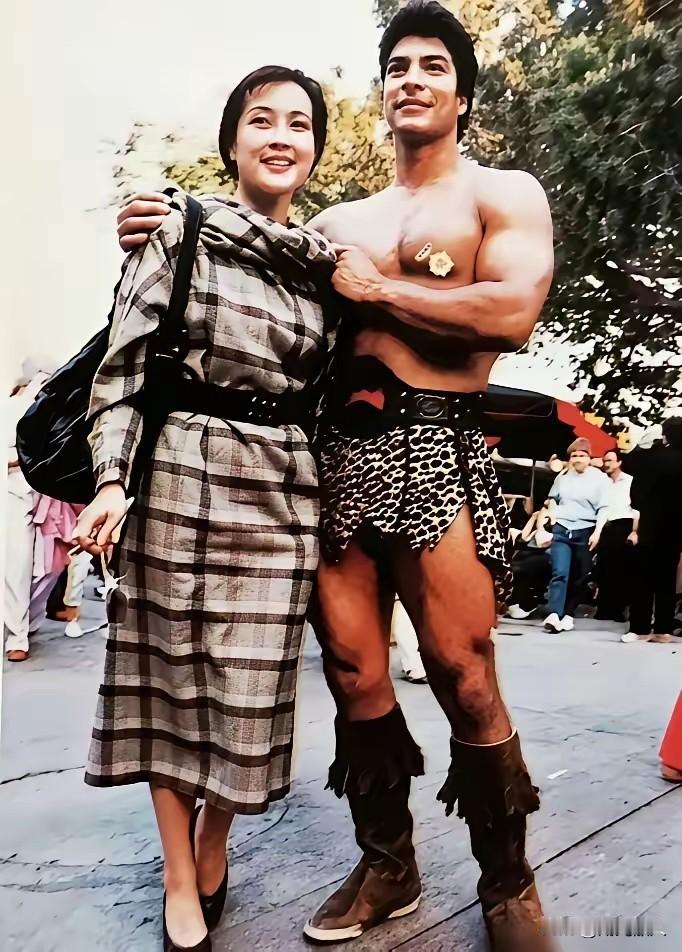 刘晓庆旁边这位真的不认识，凭那身肌肉也非凡类，仅用豹纹短裤遮丑好象不太文明。这身