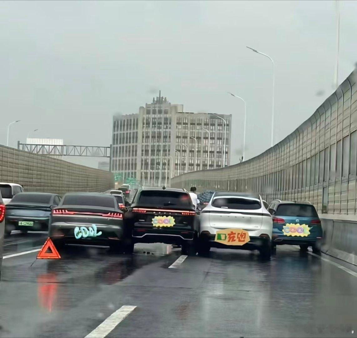 终于知道高架为啥这么堵了
