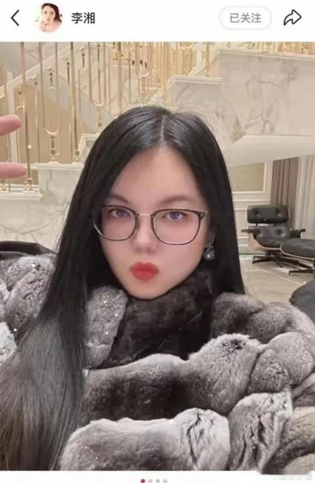 网友说李湘这身貂皮外套是龙猫皮草，就这件外套得用300多只龙猫皮做成[傻眼][傻