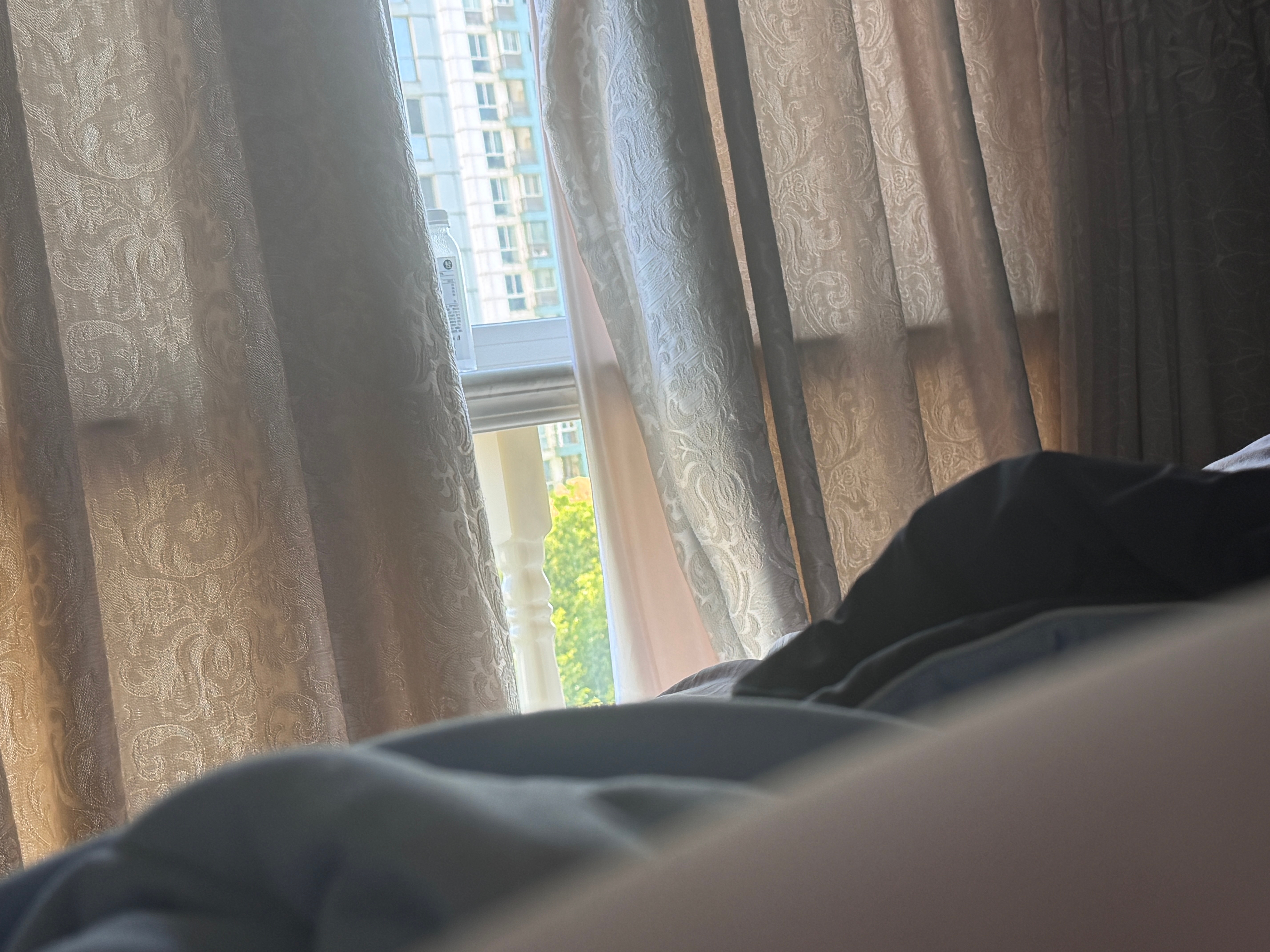 幸福就是啥事不干然后躺在床上玩一天手机 ​​​