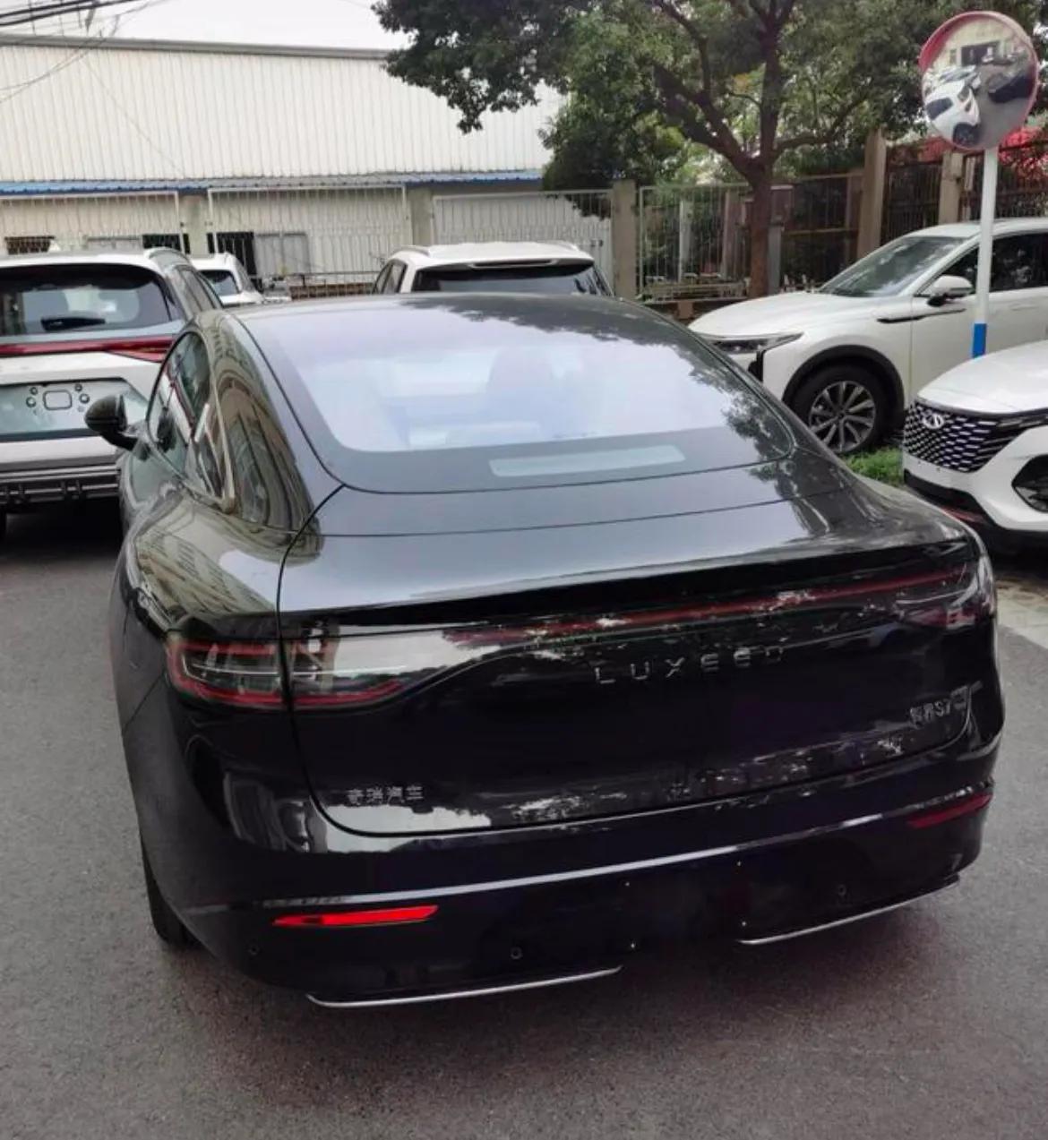 邻居提了一辆新车，我看到第一眼还以为是保时捷Taycan呢，上网一搜才知道是智界