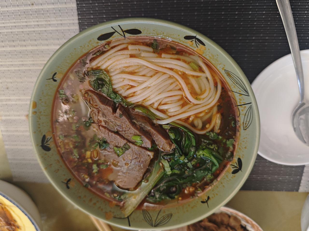 简单的早餐

退休了，居家过日子，不知不觉地就把一日三餐调整为一日两餐。没有特殊