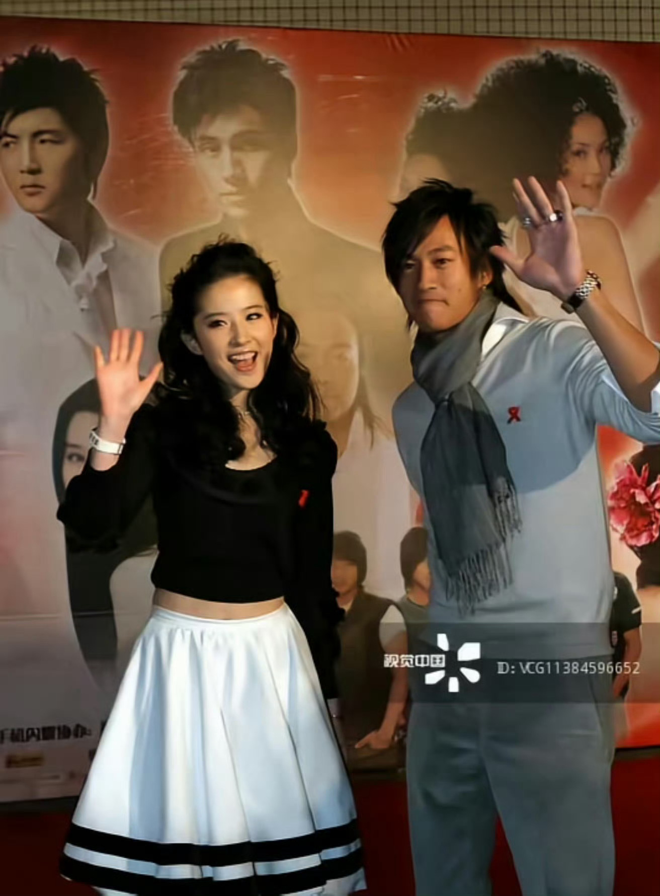 何润东刘亦菲同框旧照 刘亦菲何润东竟然有过同框合照，真的好青涩的两个人！！她俩虽