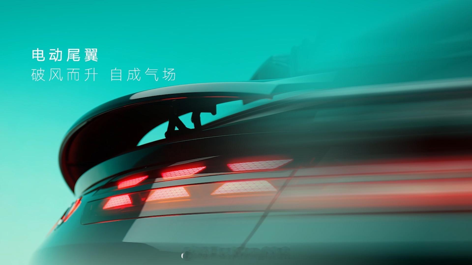 何穗复出新状态给到一个夯 久违T台，何穗一出场就是巅峰气场。但这次她的「新搭档」