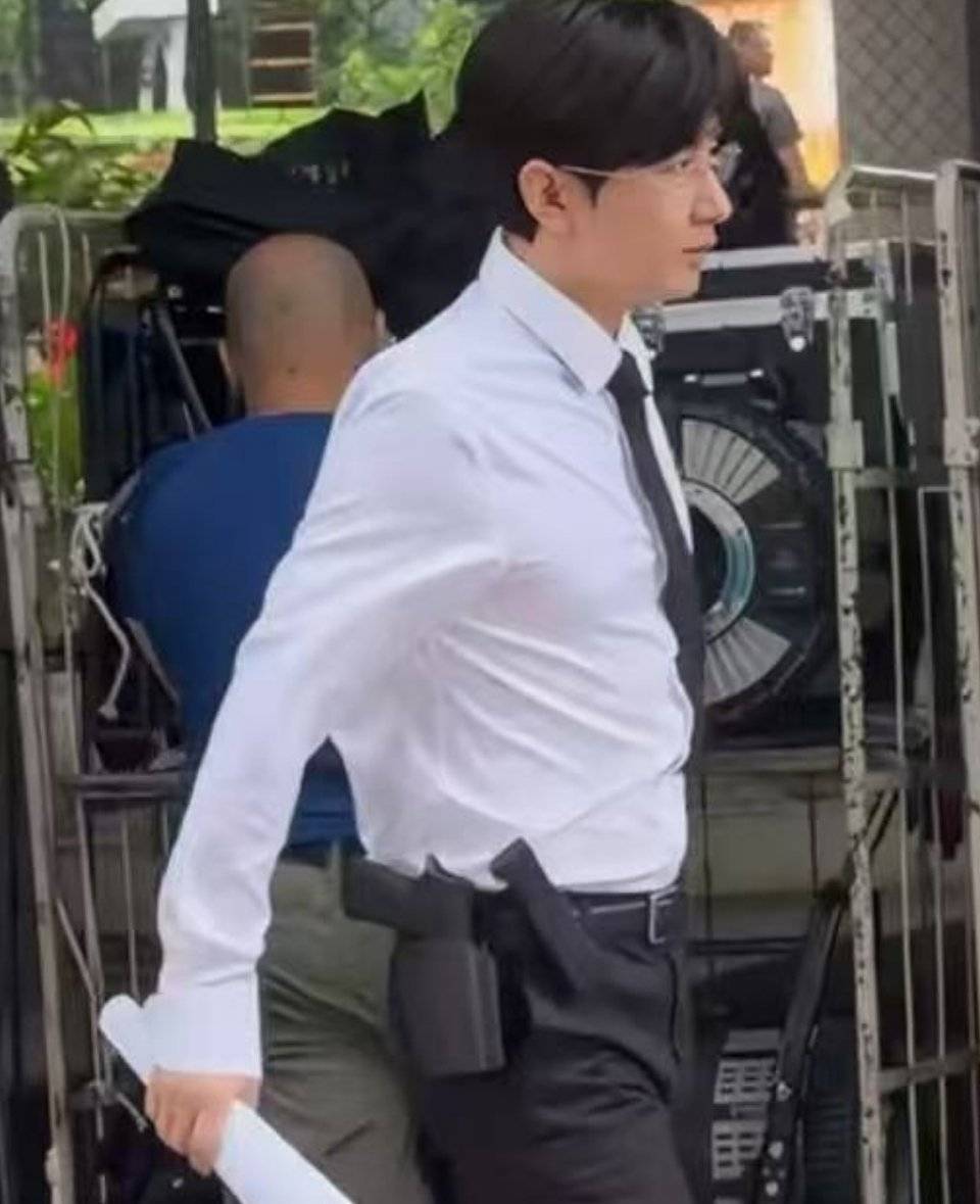 成毅林彦廷宽肩窄腰苏感拉满啊，好帅的毅警官啊！如果警官逗如此威武霸气，想必可以震