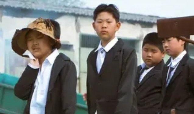 Check out this video: 一群小孩哥翻拍周星驰的《功夫》，感觉