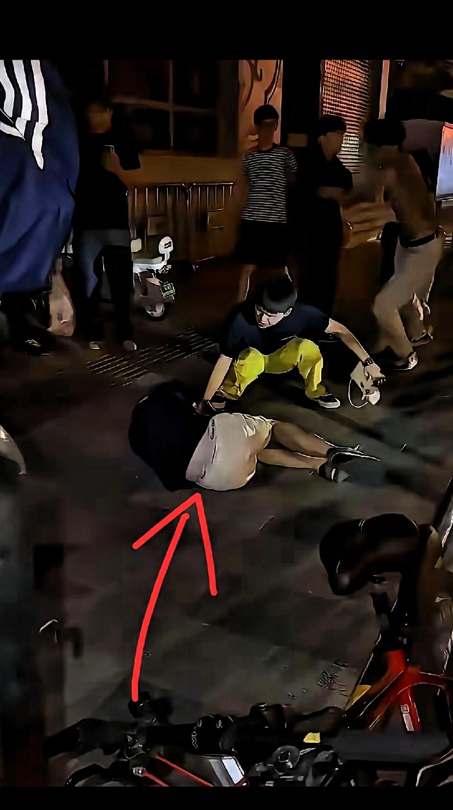 为我们大徐州的这位小伙点赞！[赞]
看看躺在地上的这位，就是来自哈萨克斯坦的留学