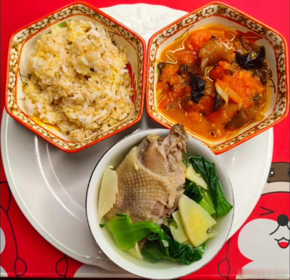 午餐：糙米小米大米饭，番茄木耳，鸡汤冬笋小油菜，老母鸡炖出来就是比肉食鸡肉香汤鲜