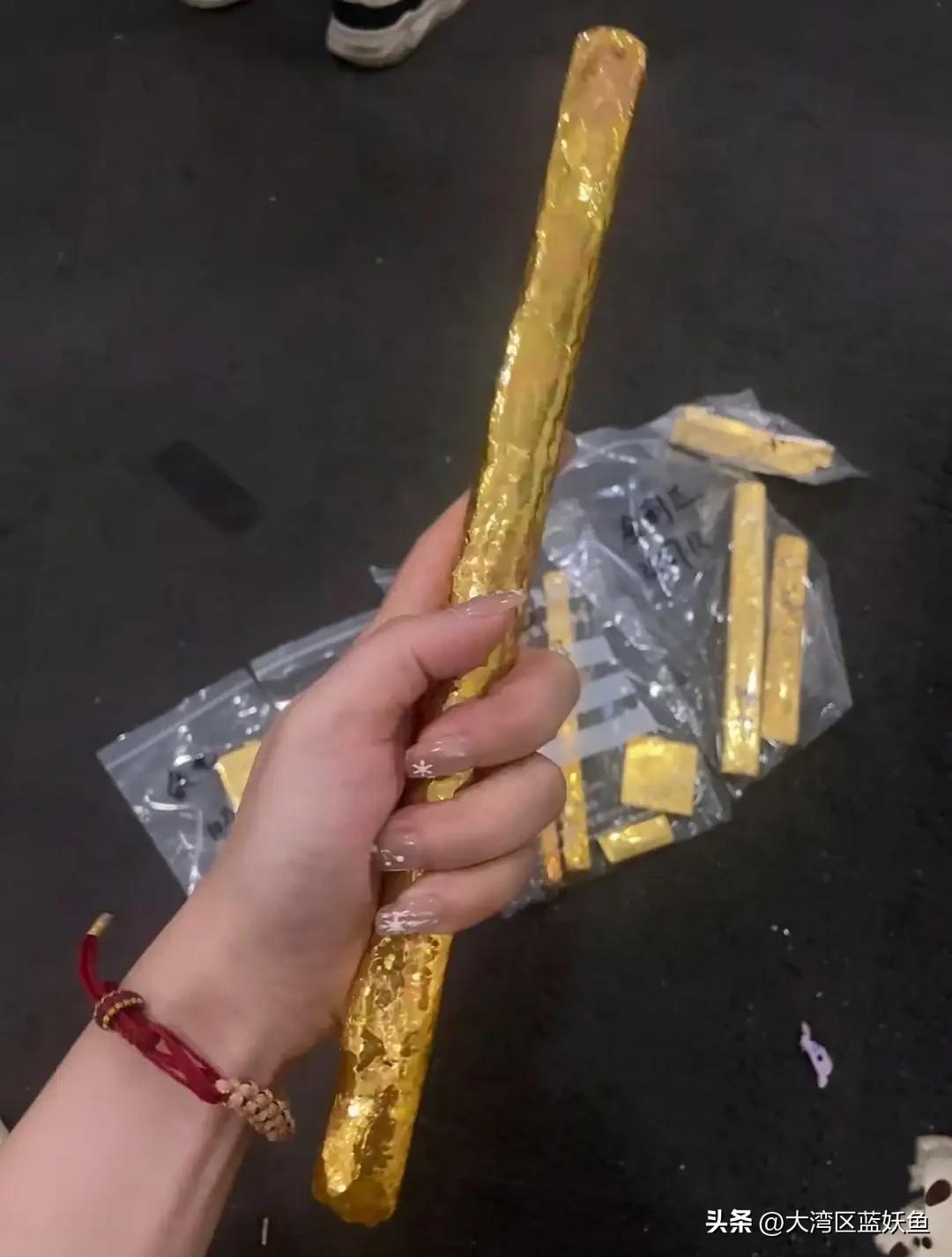 黄金这东西，真不是普通人能随便下场的。
 
我表姐去年靠买黄金挣了9万，那时候天