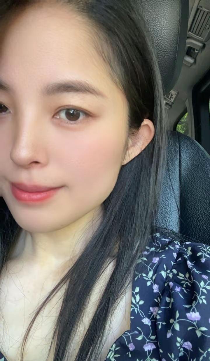 好热的天气，这两天碎花裙和碎花衣都安排上了，好奇怪，怎么现在都喜欢花里胡哨的颜色