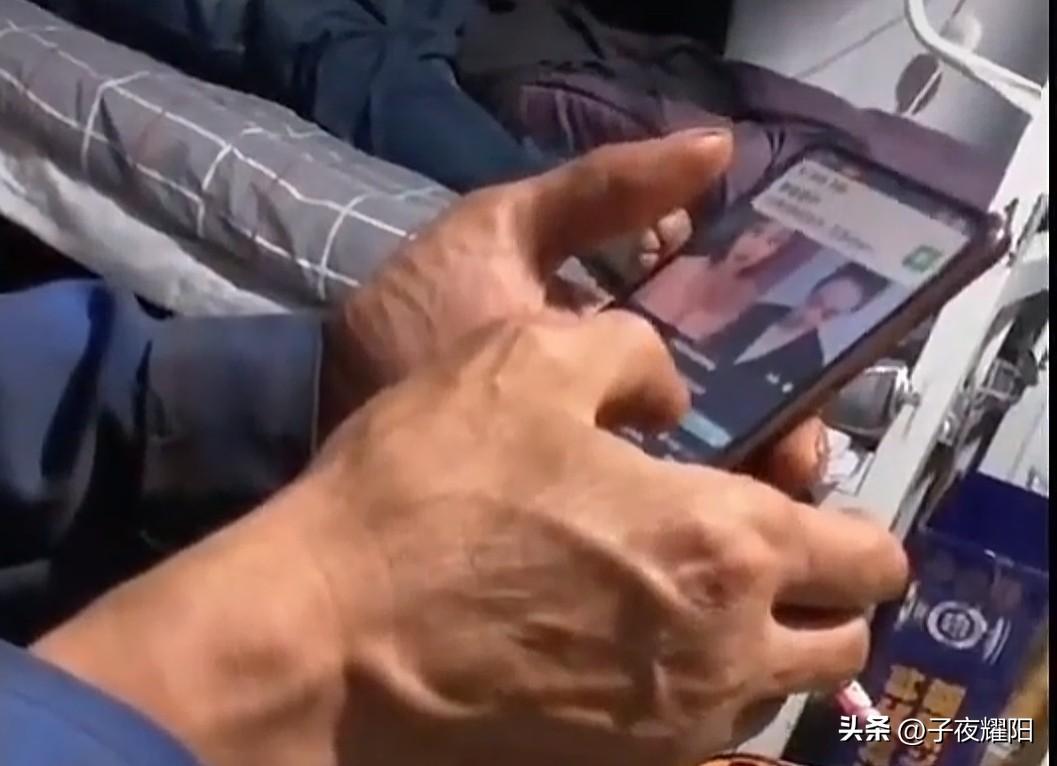 看看这只手和周遭那一点环境，一看就是一位在社会底层工作的劳动者，而此刻的他正在用