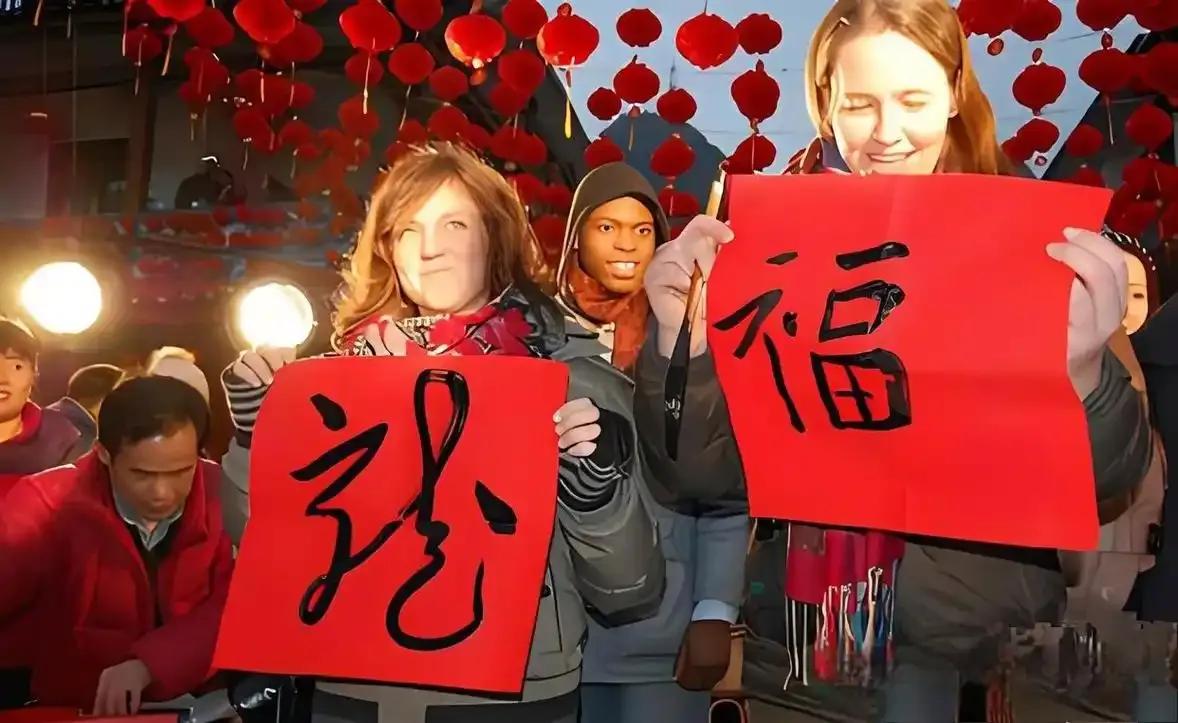 有在胡同里跟着学写春联的，有在庙会抢着买糖葫芦的，还有干脆留在中国朋友家一起吃年