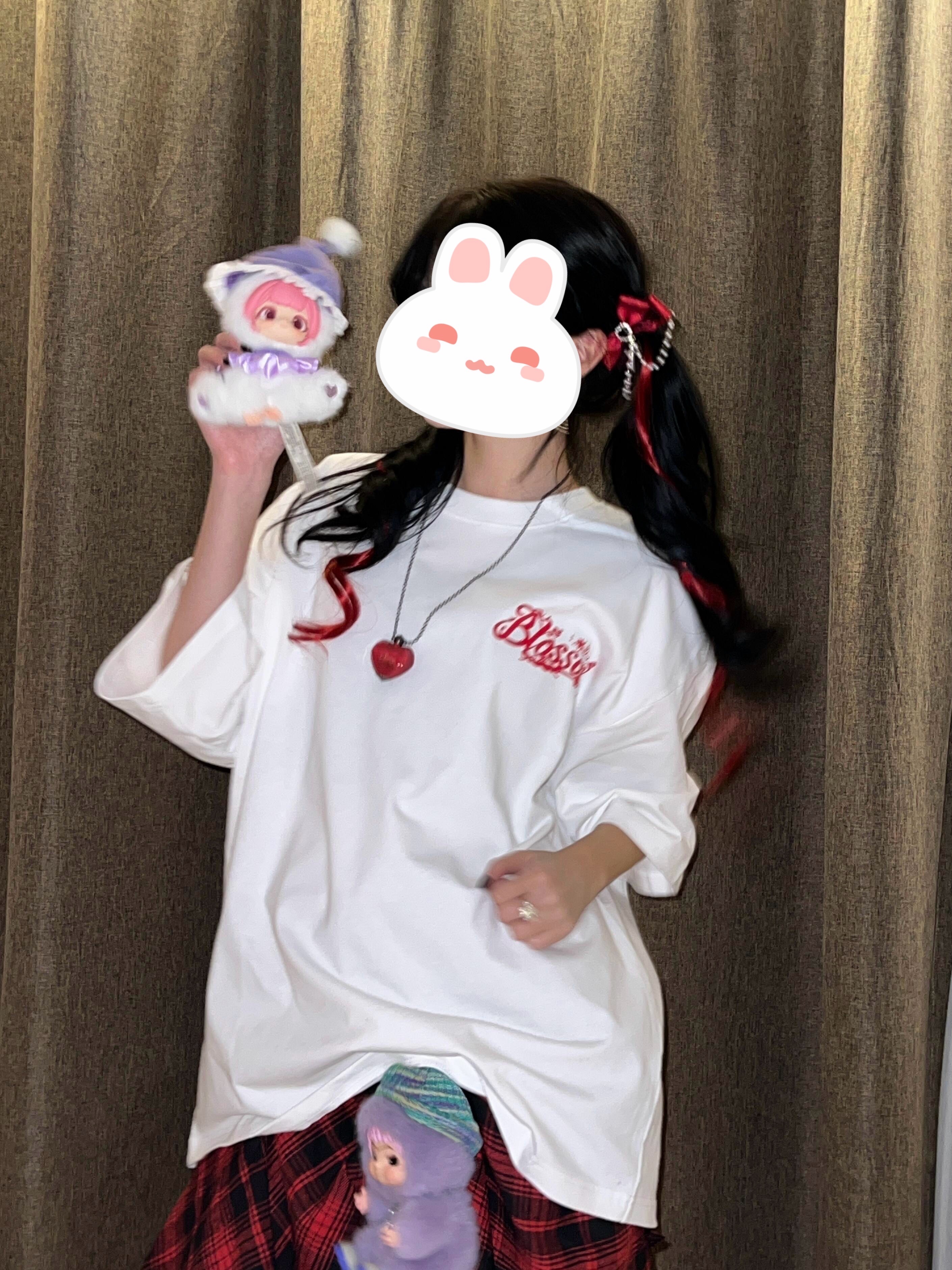 小石榴试穿并晒了虞书欣生日会送的t恤照，时尚百搭质量看起来很好，小姐姐本人也超美