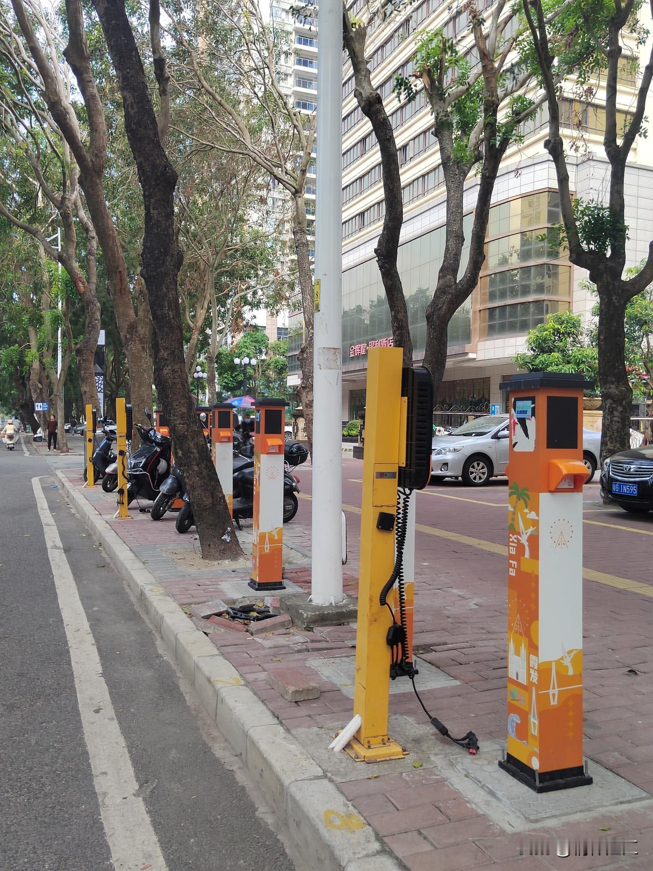 湛江市霞山区路边的电动车充电桩，成为一道靓丽的风景线。它为社会提供便民服务，解决