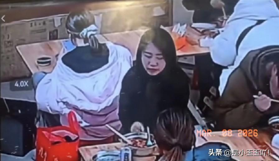 泼汤女事件最新进展：白衣女报警并调取监控，黑衣女赔偿2000元！你以为这就完了吗