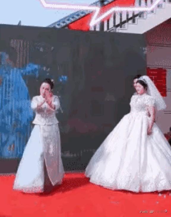 婚礼最尴尬一幕！婆婆跳手语舞当众扑抱儿子，网友：太不体面

一场婚礼的尴尬画面，