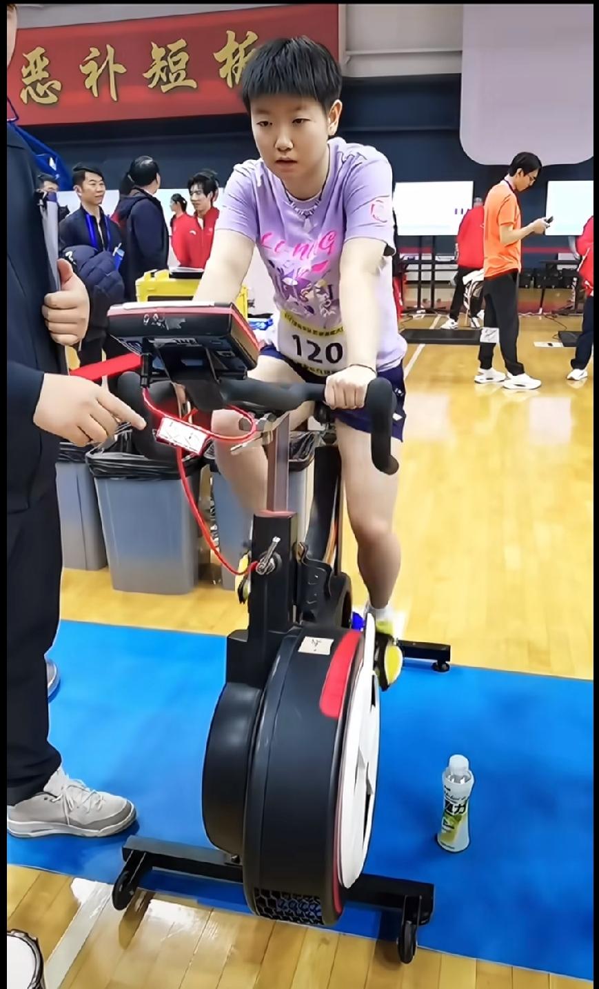 冲完体能骑行还笑着喘气，莎莎又拼又可爱！
 
完整记录下莎莎体能测试全过程，太有