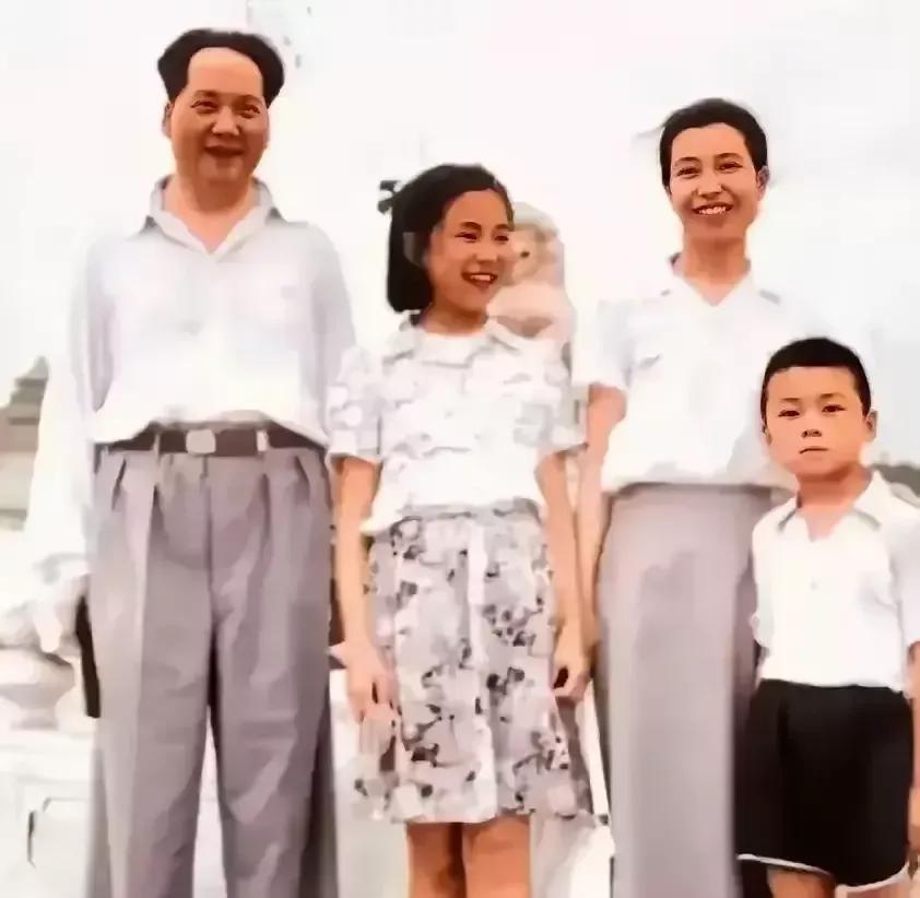 珍贵的一张历史照片。
这是一张毛主席和家人，还有侄子在一起，留下一张珍贵的历史照