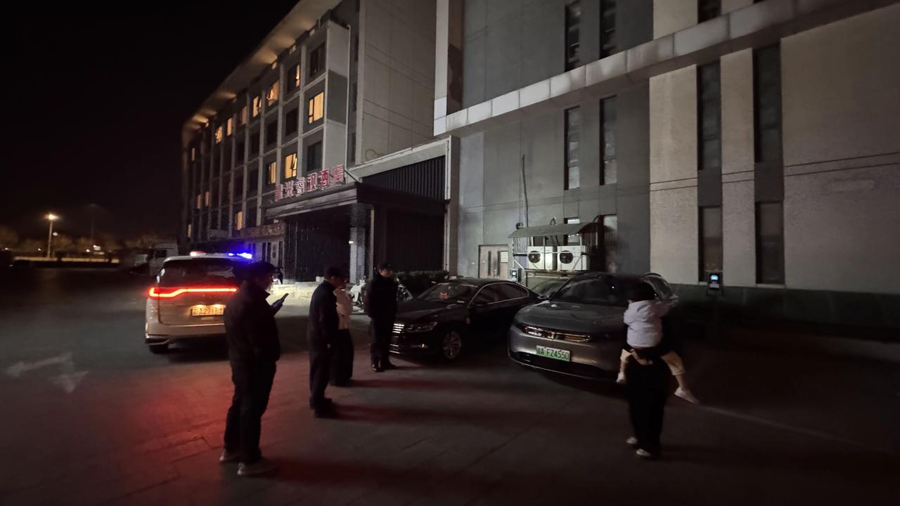 第一次感受到开门杀的威力
被后门小朋友双手助力了一把
岚图那么硬的车门都凹了…