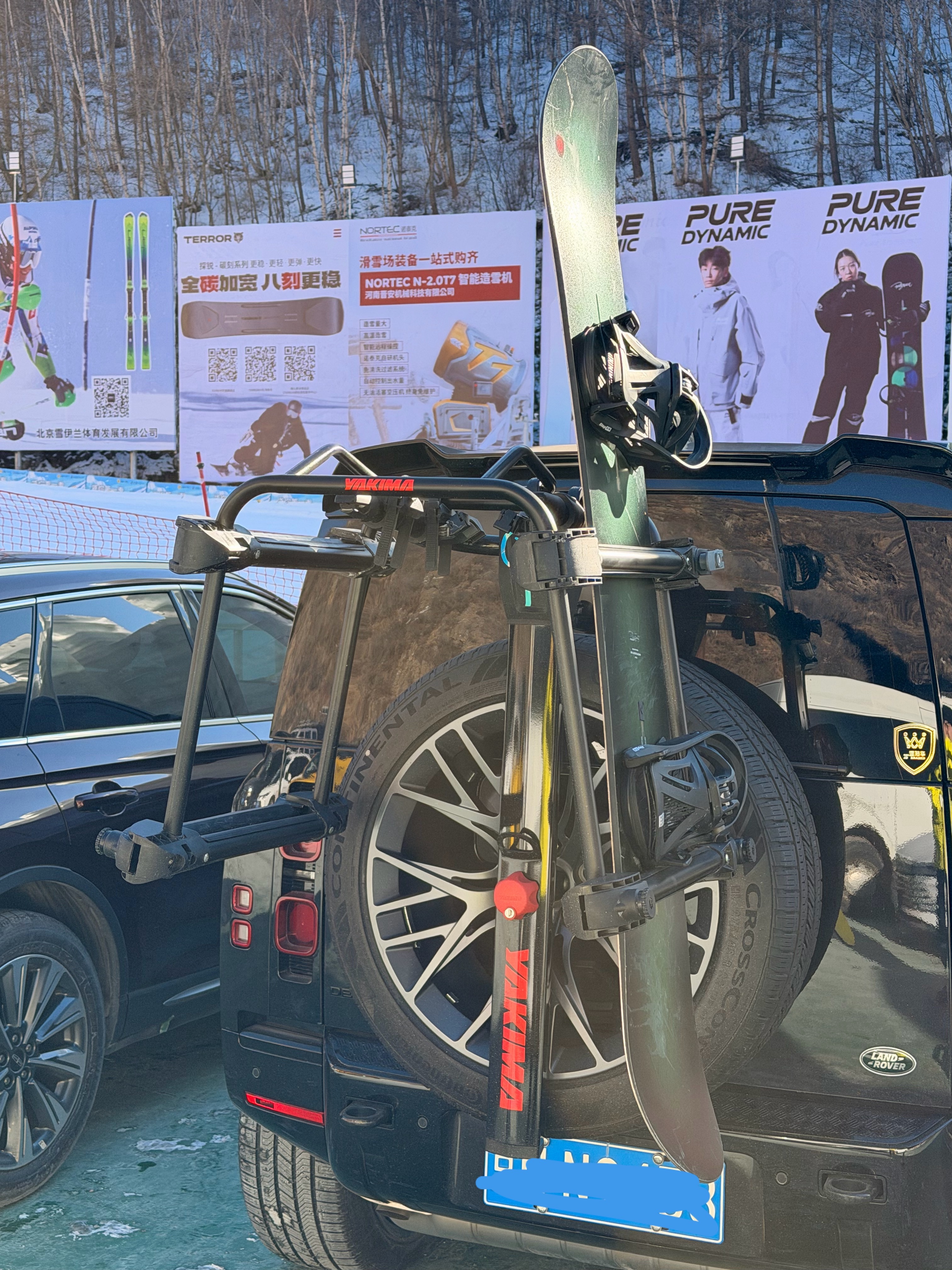偶遇了之前在网上看到过的卫士yakima的车尾雪板架好像是平时可以当自行车架，冬