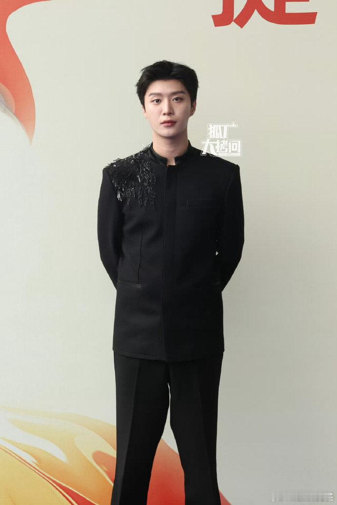 范丞丞穿金鸡奖特别定制礼服  范丞丞穿特别定制 范丞丞身穿金鸡奖定制的礼服，超有