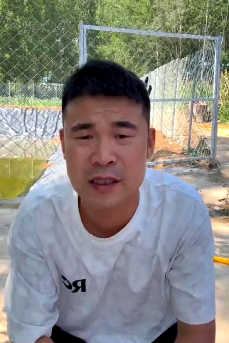 二婚阿杜表示父亲走后，妈妈过得很难！

阿杜的亲生父亲在他很小的时候就去世了，那