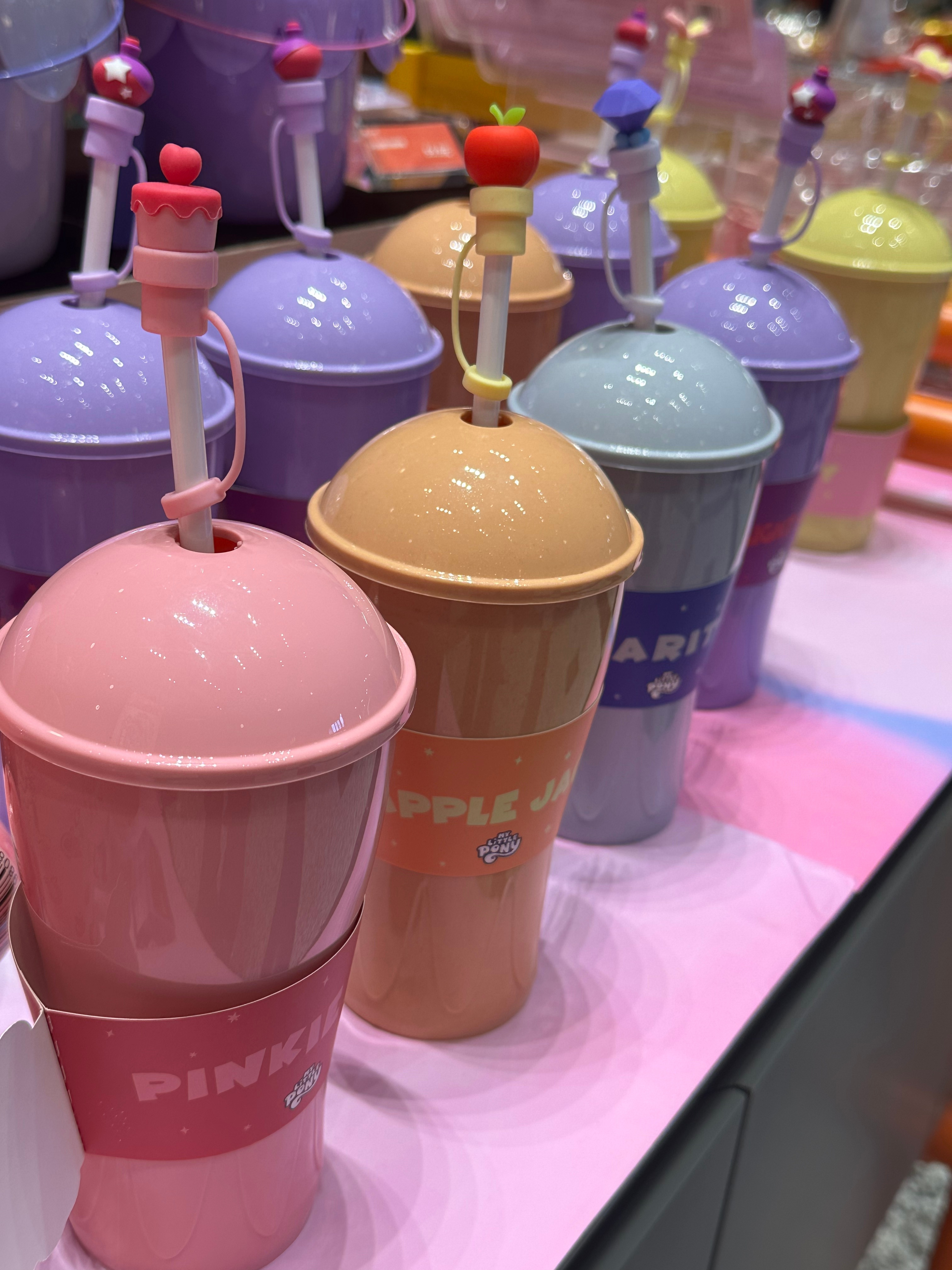 迎财神 万达影城真的年味儿真的很浓厚，跟逛庙会一样。今天在万达影城遇到了真“财神