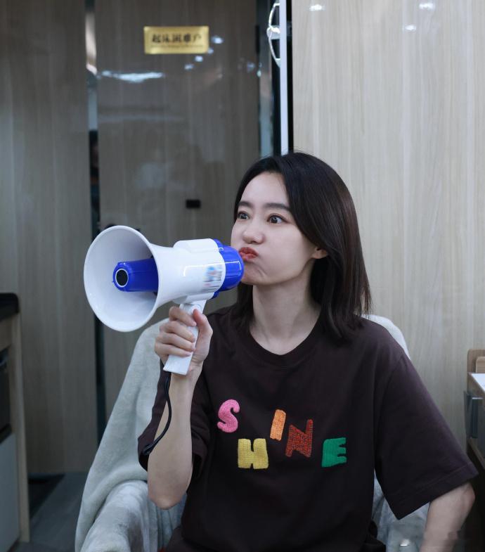 张小斐发emoji同款照片张小斐学emoji拍照📢✌️🤳🤔😮😌 