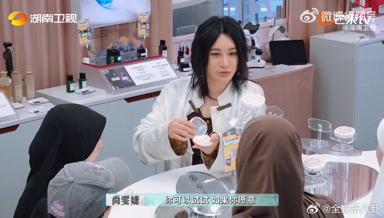 可给尚雯婕忙晕了 刚忙完快闪的尚雯婕，一刻不停地往店里冲，就为外国客人那点需求。