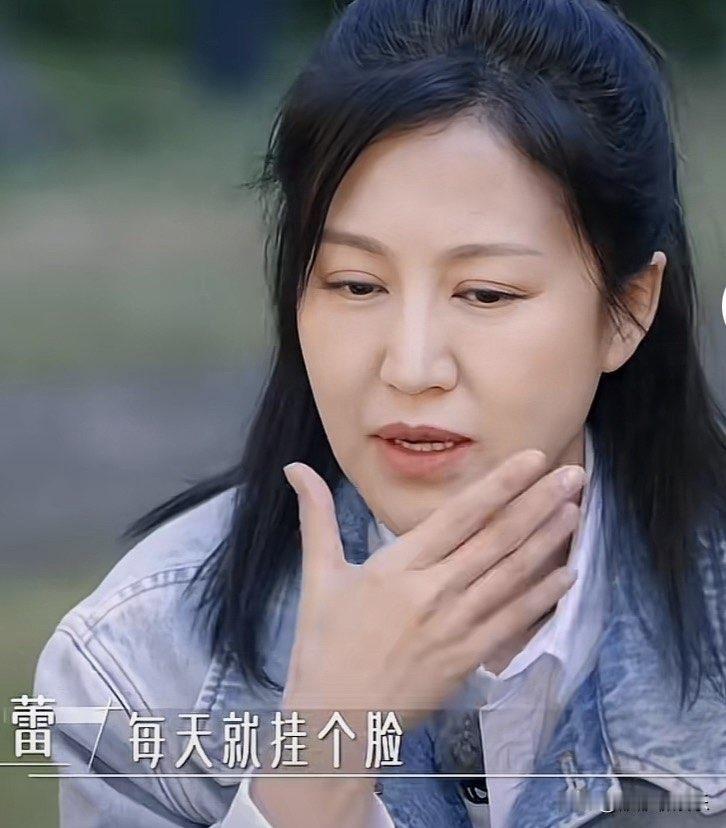 谢娜问鲍蕾：“你们两个女儿没有叛逆期吧。”

鲍蕾说：

现在正是她们叛逆的时候