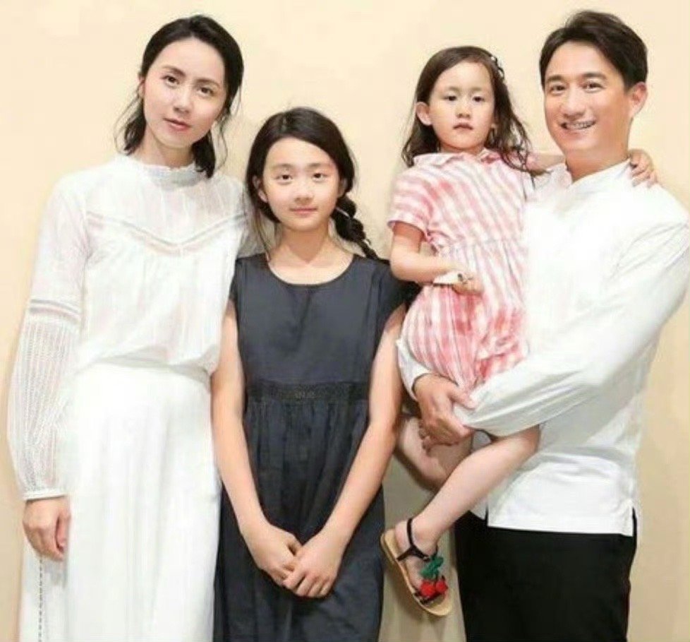 黄磊微信名黄磊微信名叫多妹弟爸 黄磊微信名也太好嗑了！“多妹弟爸”是专属孩子们的
