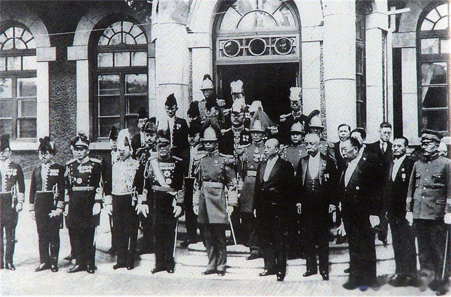 1934年3月，日本将所谓的“满洲国”改为“满洲帝国”，溥仪由“执政”变成了“皇