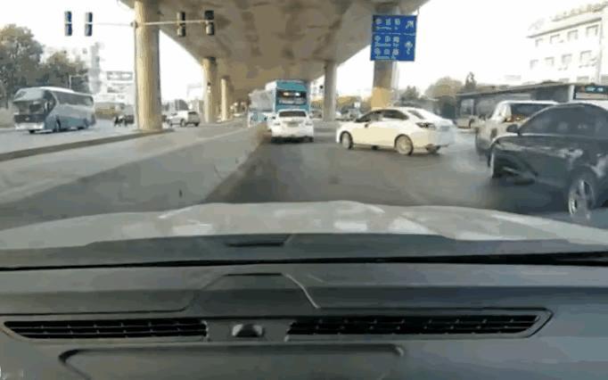 潇洒哥被撞的那一刻好像也有点慌，帅不过三秒啊，遇到个狠人了