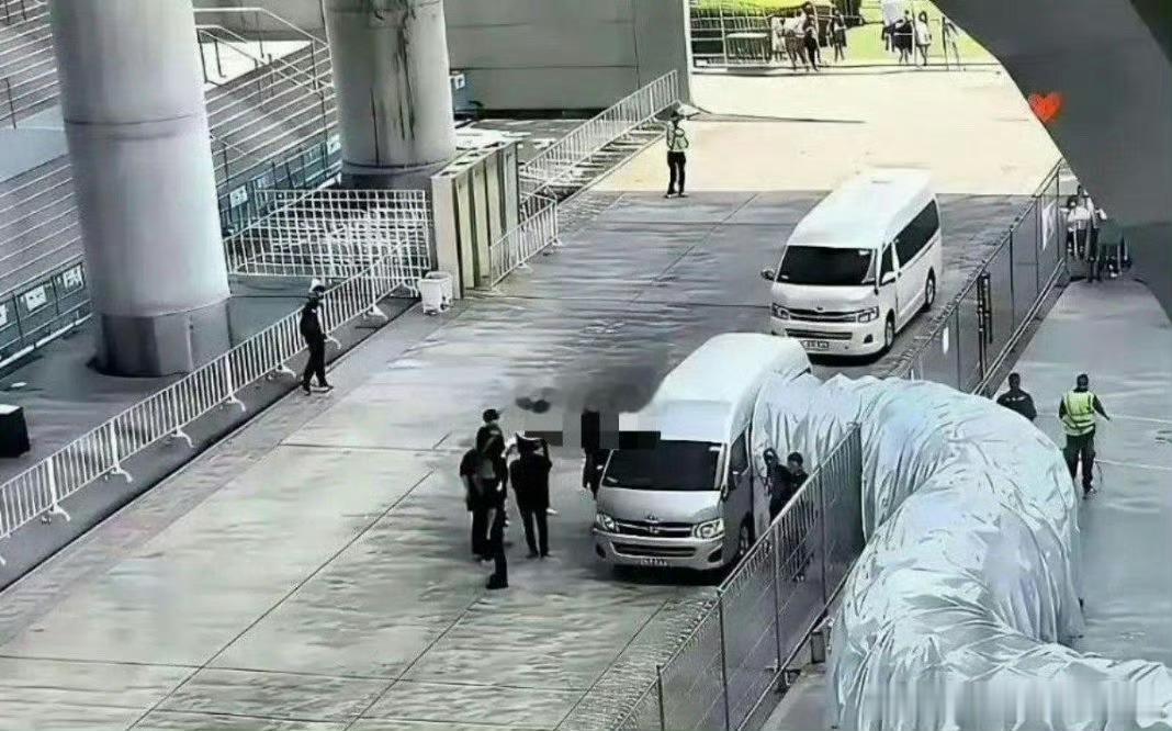 这车都是接谁的，这么大排场 