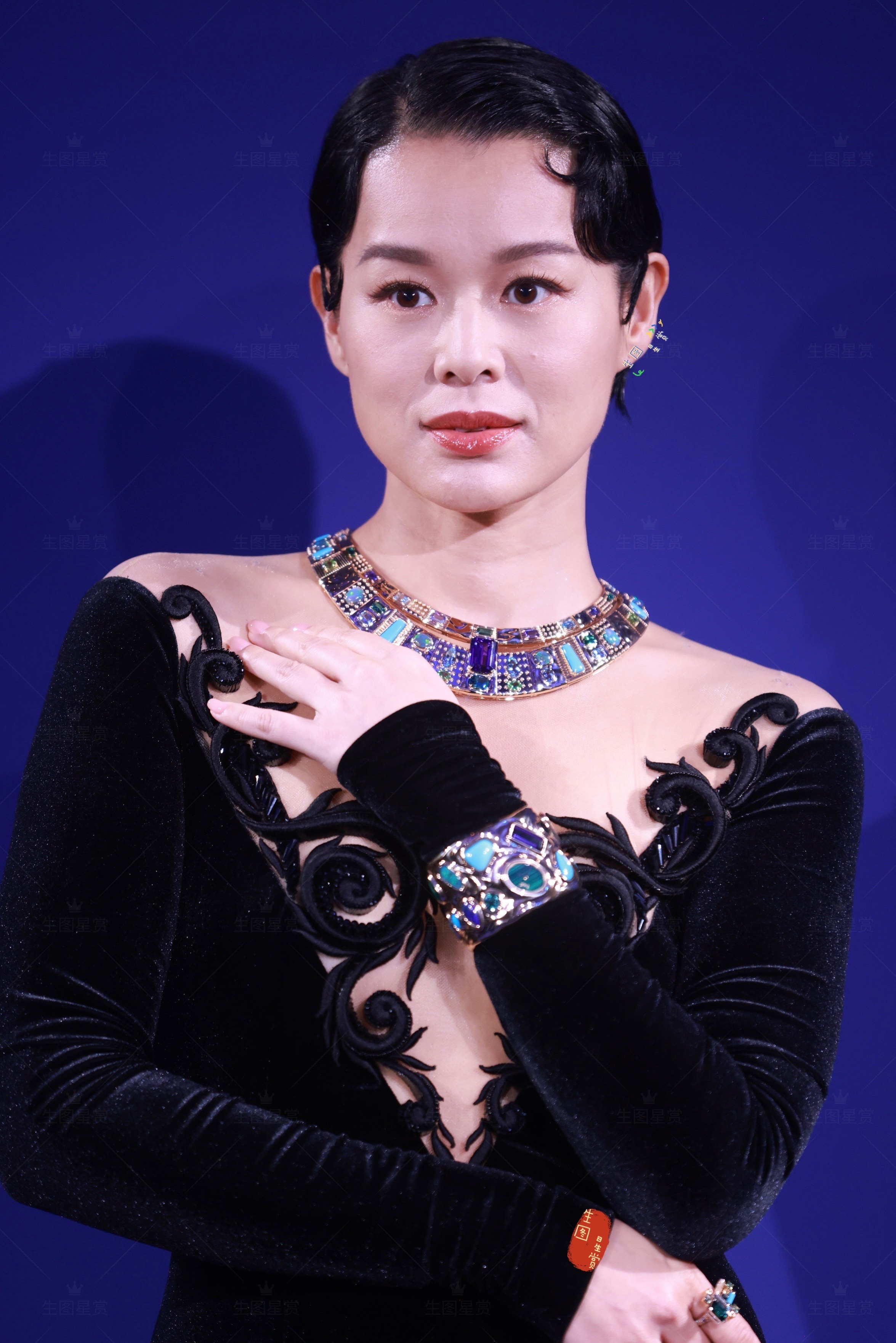胡杏儿复古油头造型，身材尽显曲线美上海伯爵机位二生图 ​​​