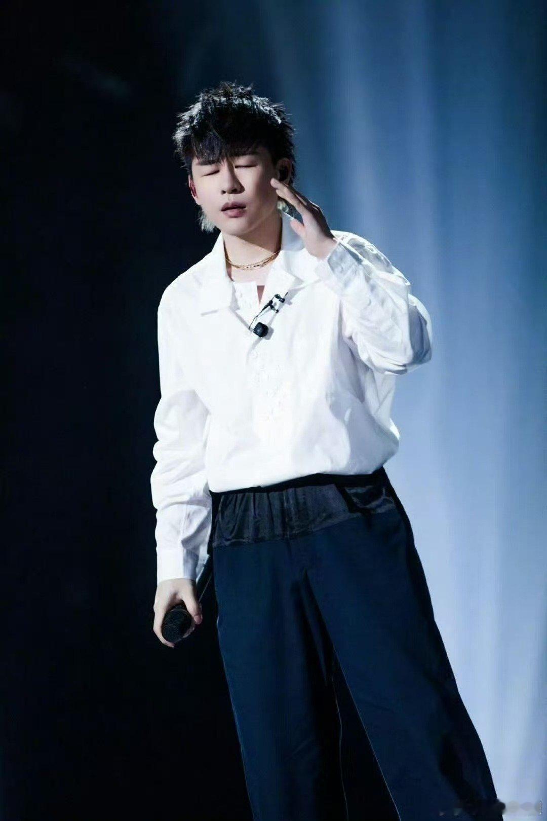歌手排名胡彦斌率先晋级歌手2026深耕舞台打磨表演，胡彦斌凭借扎实发挥收获晋级资