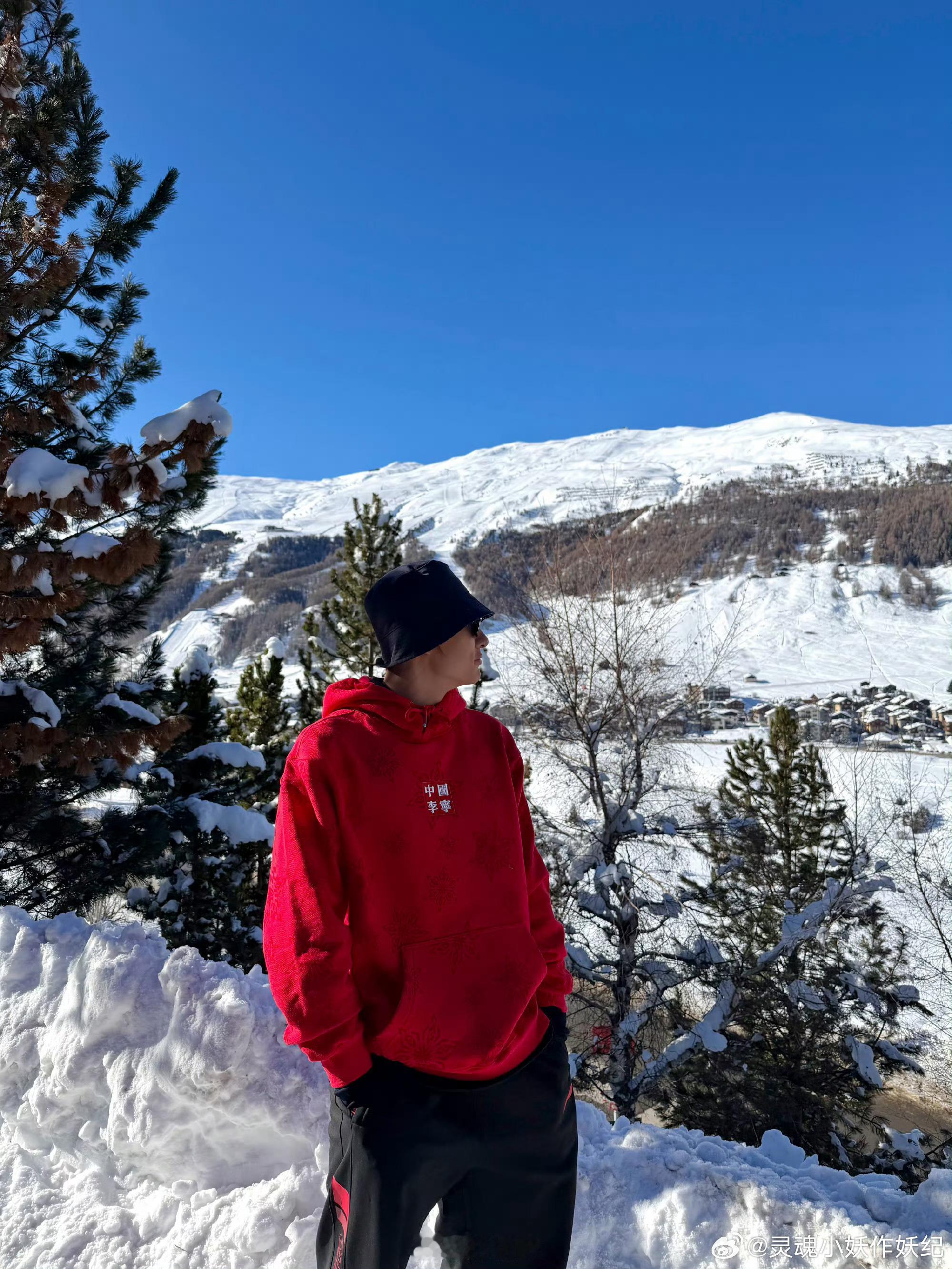 苏翊鸣接住开幕式最美雪花苏翊鸣私下里还是个隐藏宝藏摄影爱好者！带着相机走遍雪山，