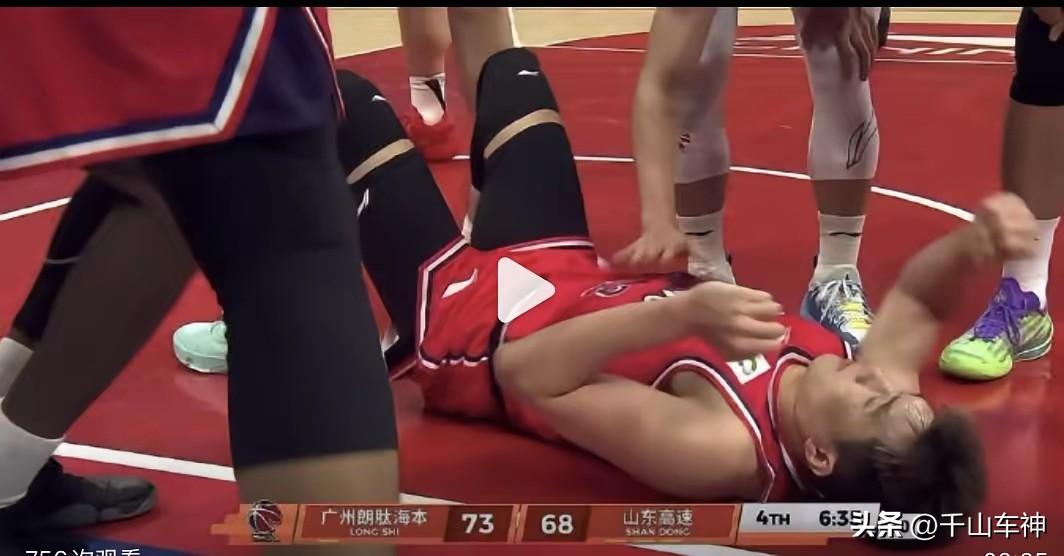 郭艾伦成了第二个丁彦雨航，轻轻一碰又受伤了！
在5日晚CBA联赛广州男篮与山东男
